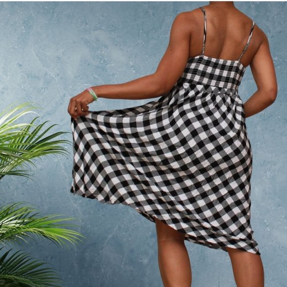 Dex - Brand new never worn.This maxi dress is adorable with a little peekaboo - - Picture 3 of 4